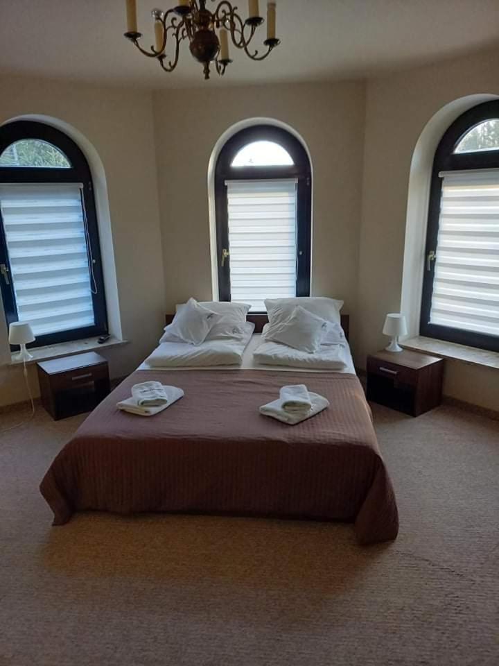 Villa Falsztyn Holiday Home Buitenkant foto